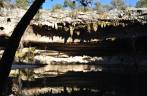 A bela Hamilton Pool, uma piscina natural entre um grande rochedo, perto de Austin, capital do Texas, nos Estados Unidos